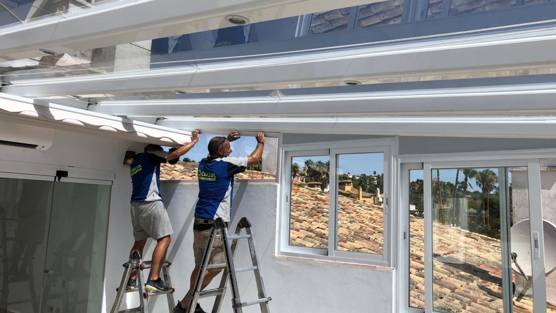 Aluminio, PVC, toldos y cortinas de cristal.