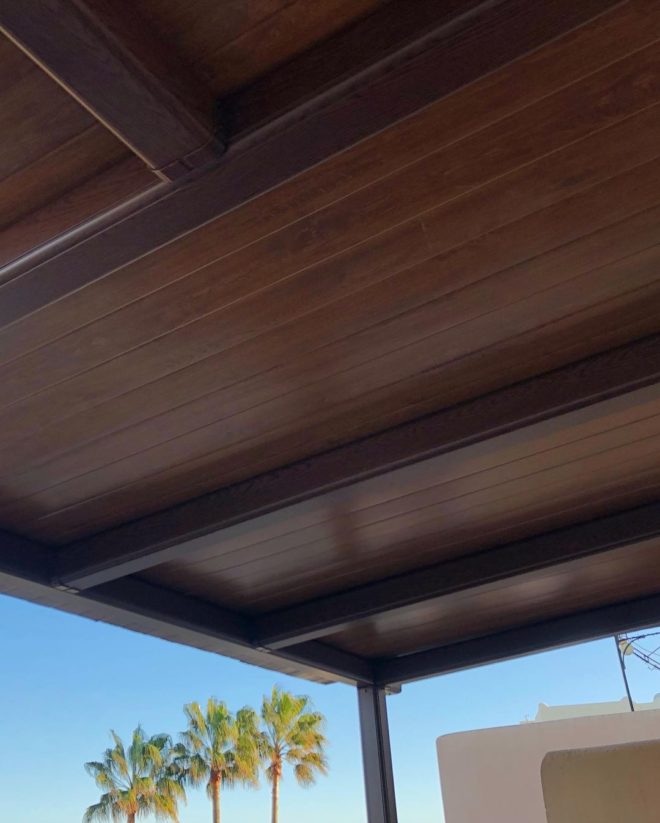 Pérgola en alumino color madera